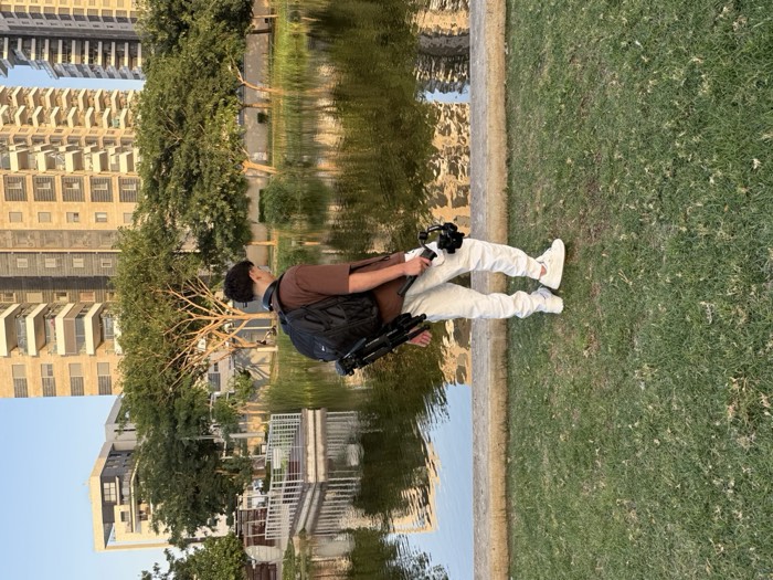 רום עם מצלמה בדרך ליום צילום